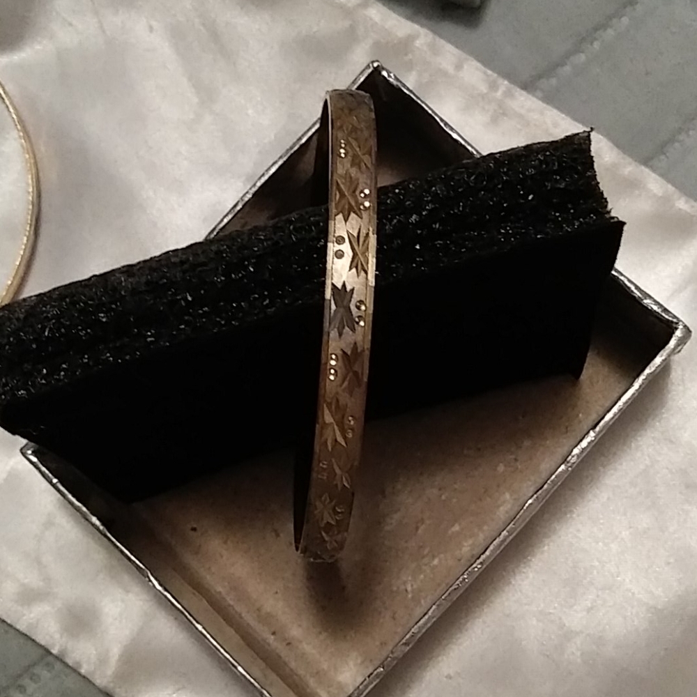 Gold bangle bracelet - Picture 3 of 4